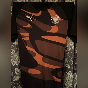 Puma BLACK POOL SOCCER JERSEY Black and Orange Graphi